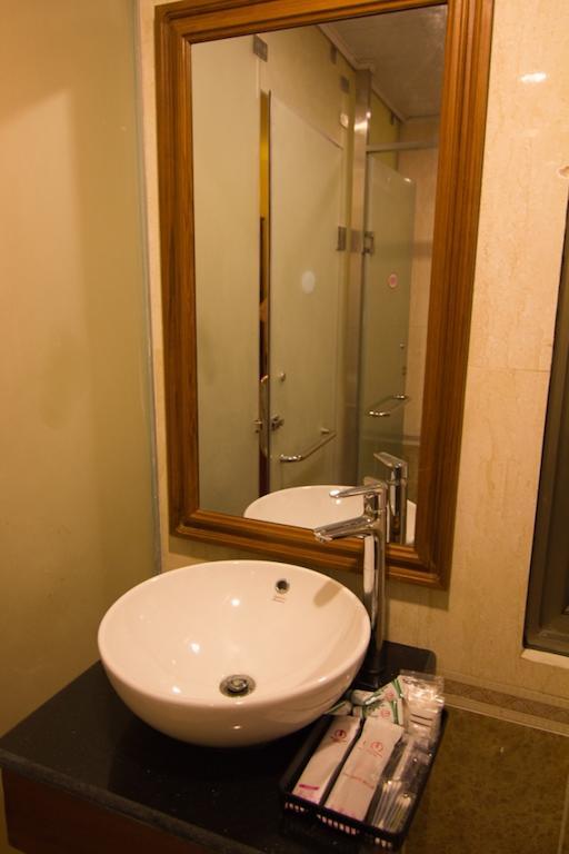 Millennium Hotel Янгон Экстерьер фото